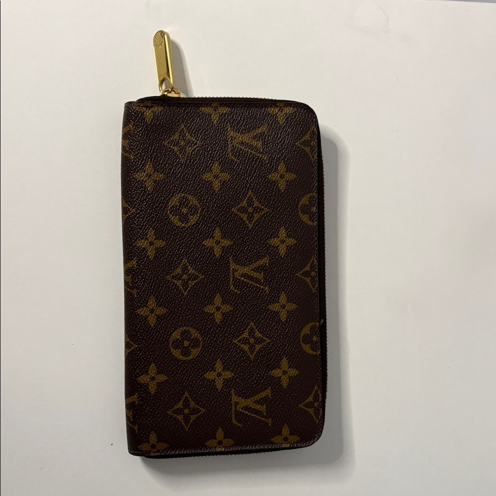 LOUIS VUITTON Monogram Zippy Organizer Wallet - Picture 2 of 7